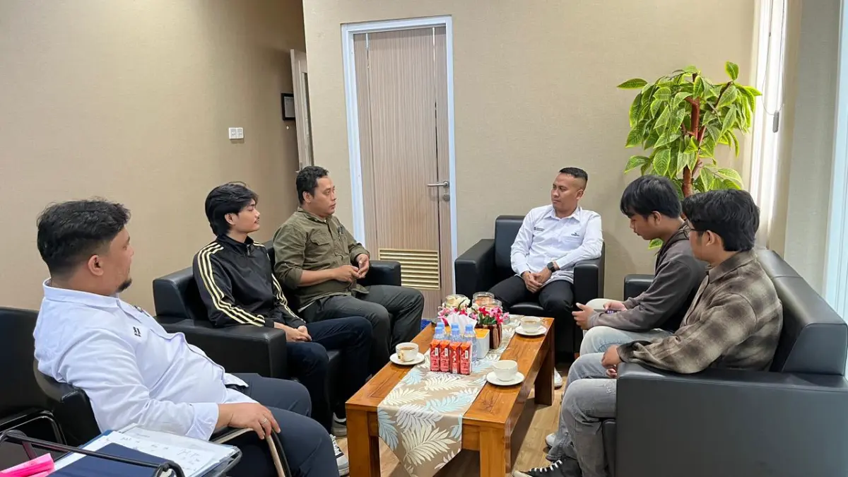 PERKUAT KEMITRAAN: Tim JPRM Biro Pamekasan berdialog dengan Branch Manager Taspen KC Pamekasan, Moch. Amir Mustofa, Selasa (19/5).