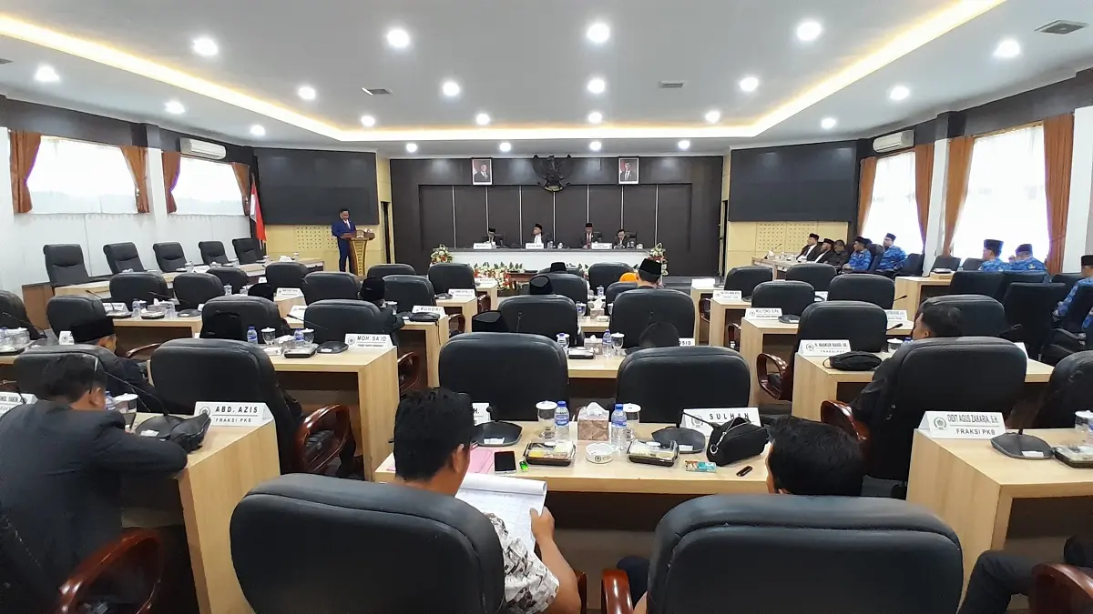 SERIUS: Juru bicara DPRD Pamekasan Abd. Rasyid Fansari, saat menyampaikan rekomendasi DPRD terhadap perbaikan penyelenggaraan pemerintah daerah pada sidang paripurna, Senin (18/5).