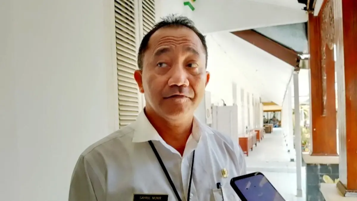 TEGAS: Kepala BPKPD Pamekasan Sahrul Munir saat diwawancara di Peringgitan Dalam Pendopo Ronggosukowati. (M. KHOLIL RAMLI/JPRM)