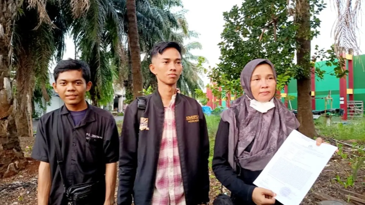 TEMPUH JALUR HUKUM: Diana Novita Dewi (kanan) menunjukkan bukti laporan kasus dugaan penganiayaan di Jalan Soekarno-Hatta Bangkalan, Selasa (19/5). (ZEINAL ABIDIN/JPRM)