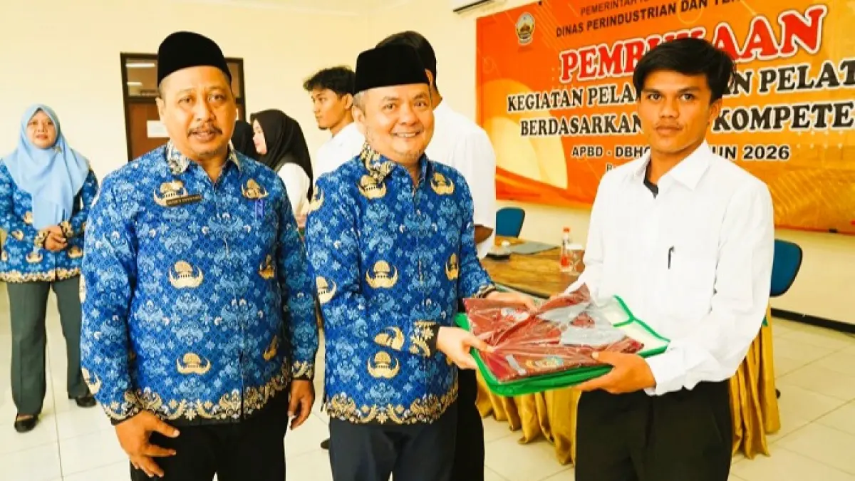 TINGKATKAN KAPASITAS SDM: Wabup Bangkalan Moch. Fauzan Ja’far memberikan seragam kepada peserta pelatihan kerja dengan didampingi Sekkab Ismet Effendi di BLK Rabu (20/5). (PROKOPIM UNTUK JPRM)
