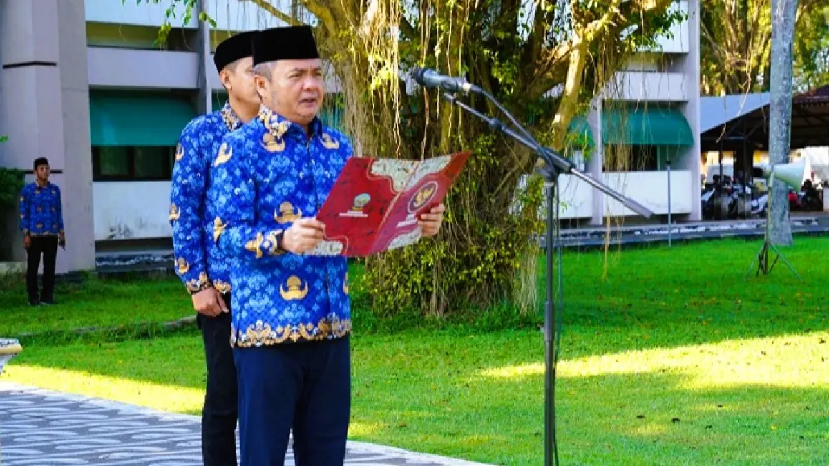 VISIONER: Wabup Bangkalan Moch. Fauzan Ja’far menyampaikan sambutan saat apel peringatan Harkitnas di halaman kantor pemkab, Rabu (20/5). (PROKOPIM UNTUK JPRM)