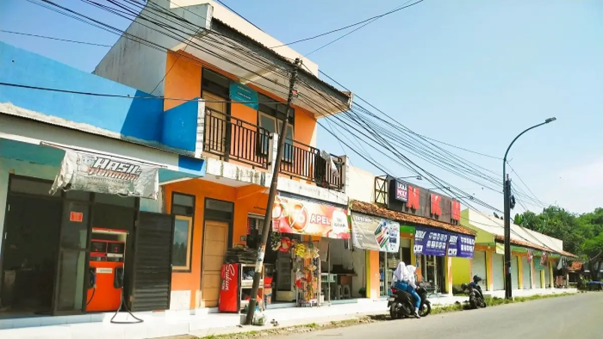 BELUM OPTIMAL: Pengendara melintas di depan kantor BUMDes Martajasah, Kecamatan Kota Bangkalan, Selasa (19/5). (VIVIN AGUSTIN HARTONO/JPRM)