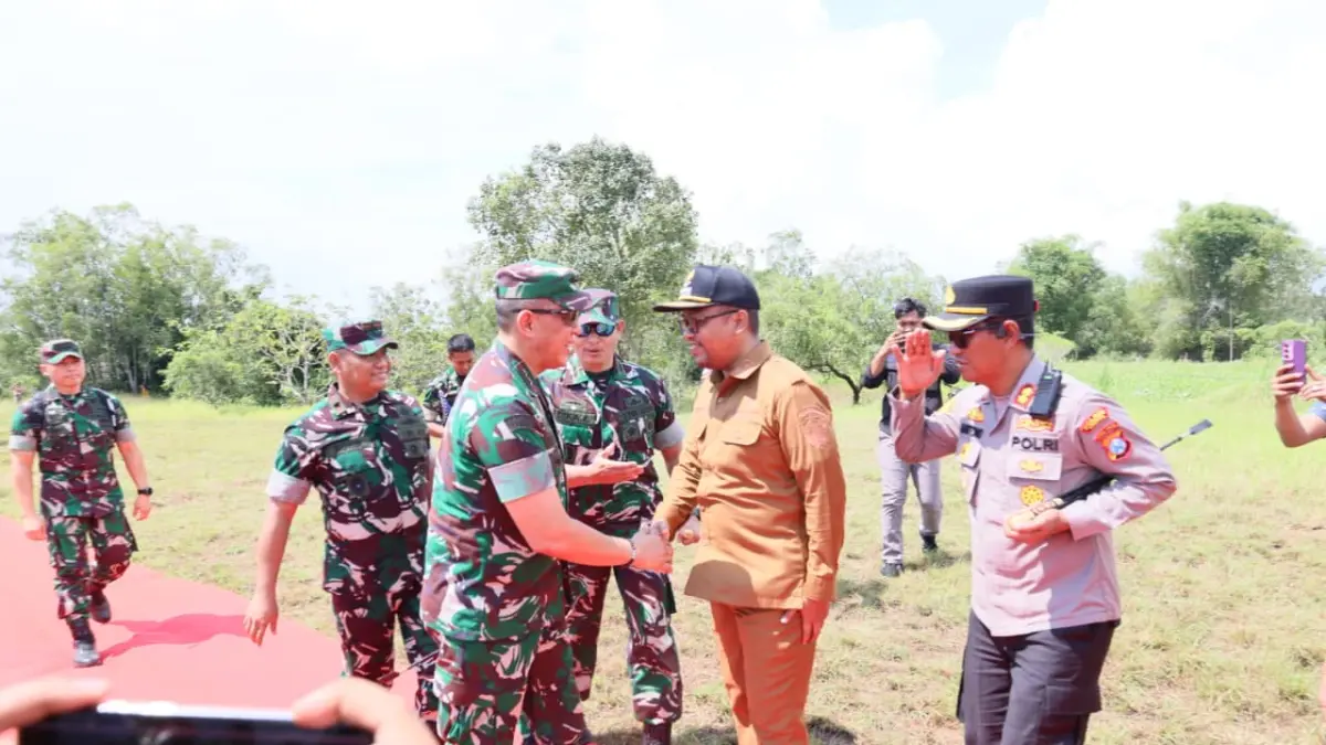 BERSINERGI: Wabup Sampang Ahmad Mahfudz menyambut Pangdam V Brawijaya Mayor Jenderal TNI Rudy Saladin saat survei lokasi pembangunan Yon TP di Desa Nyeloh, Kecamatan Kedungdung, Sampang, Selasa (19/5).