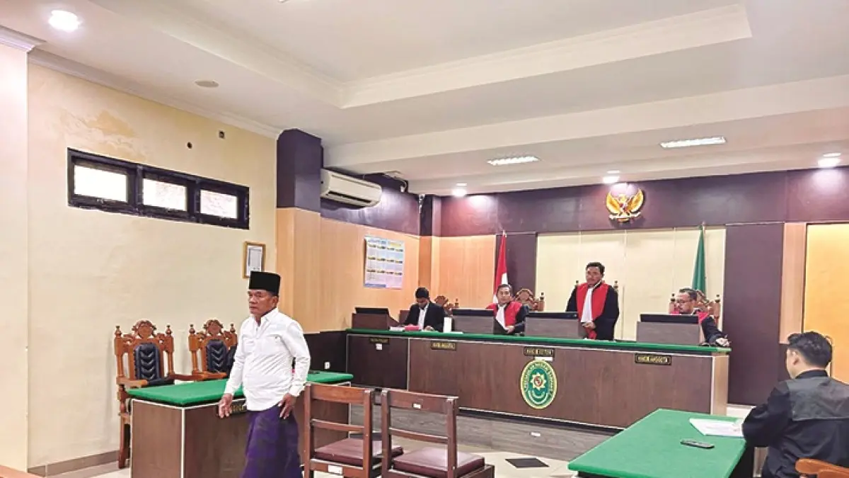 DIADILI: Terdakwa Matjari mengikuti sidang putusan di PN Sampang, Senin (11/5).