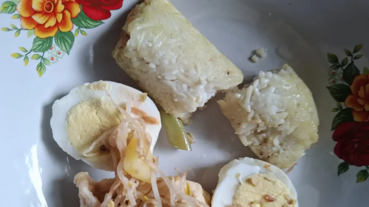 DIKELUHKAN: Menu MBG SPPG Sumenep Dungkek Candi diduga basi dan tak layak konsumsi pada Senin (27/4).