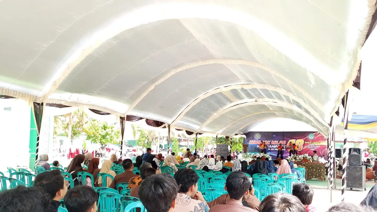 DILIBURKAN: Siswa sedang tampil dipanggung saat acara Milad MAN Sampang, Rabu(20/5).