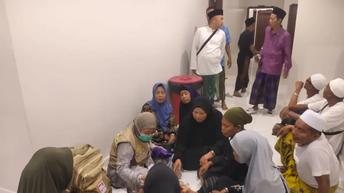 DIPANTAU: Andita Safitri Aulani saat melakukan pemeriksaan kepada CJH Kloter 67 di Hotel Abdullah Hamed Alqurashi, Makkah, Rabu (13/5).