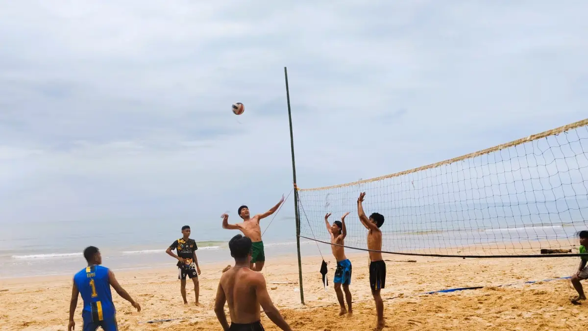 FOKUS: Sejumlah atlet voli pantai PBVSI Sumenep sedang menjalani latihan di Pantai Lombang, Kecamatan Batang-Batang, Minggu (17/5).