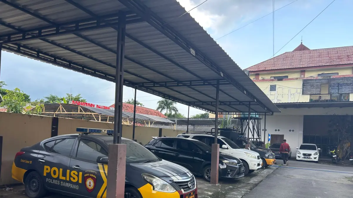LENGANG: Seorang warga lewat di depan kendaraan operasional Polres Sampang, Rabu (20/5).