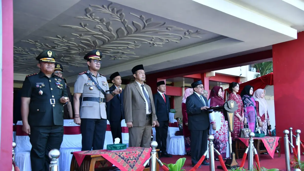 MEMBANGGAKAN: Wabup KH Imam Hasyim (pakai kacamata) berfoto bersama Kepala Dispendik&nbsp; dan siswa berprestasi pada momentum upacara peringatan Hardiknas dan Harkitnas di halaman kantor pemkab Sumenep, Rabu (20/5).