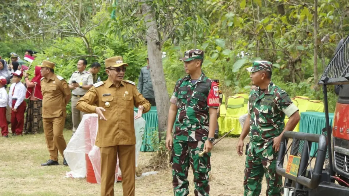 SINERGI: Bupati Pamekasan KH Kholilurrahman saat turut meninjau lokasi pembangunan Yonif TP di Desa Larangan Slampar, Kecamatan Tlanakan, Selasa (19/5).