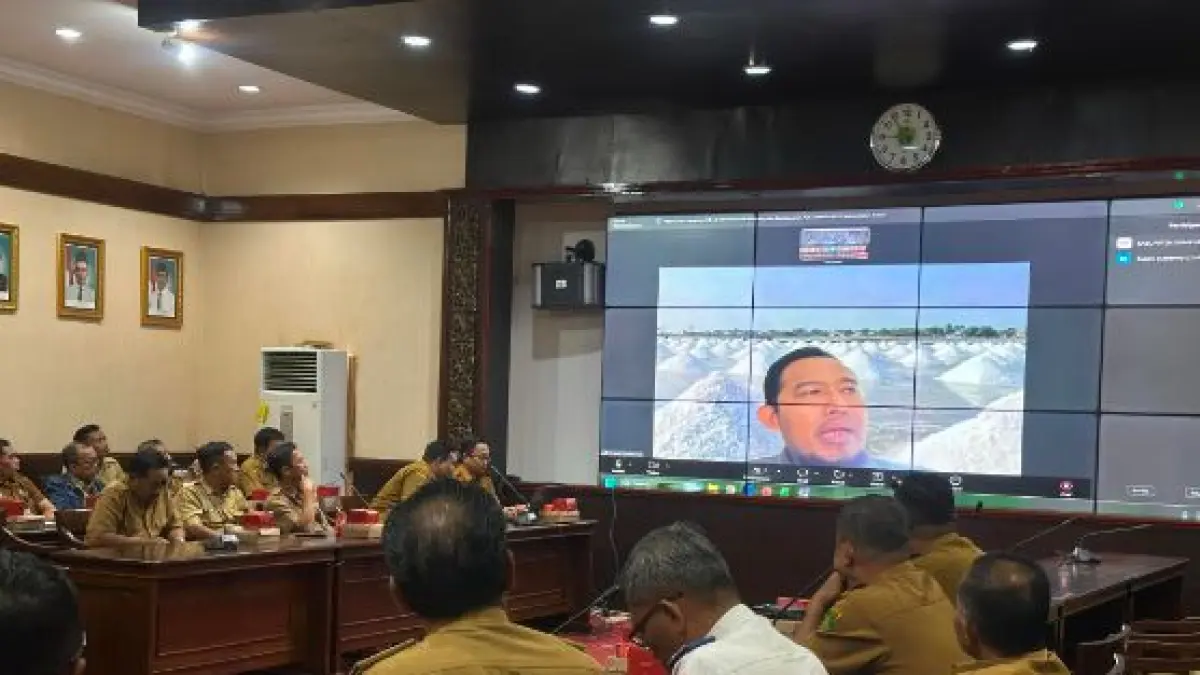 TEGAS: Bupati Sumenep Achmad Fauzi Wongsojudo memimpin rapat Optimalisasi Pendapatan Asli Daerah (PAD) secara daring di Aula Ruang Adirasa Lantai II Kantor Pemkab Sumenep, Selasa (19/5).