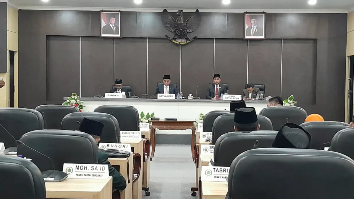 TEGAS: Ketua DPRD Pamekasan Ali Masykur saat memimpin sidang paripurna penyampaikan rekomendasi perbaikan penyelenggaraan pemerintahan daerah, Senin (18/5).