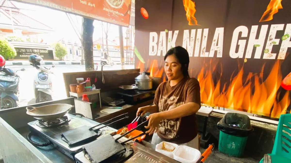TELATEN: Pelaku IKM food saat menyajikan makanan di kedainya, Jalan Trunojoyo, Rabu (20/5).