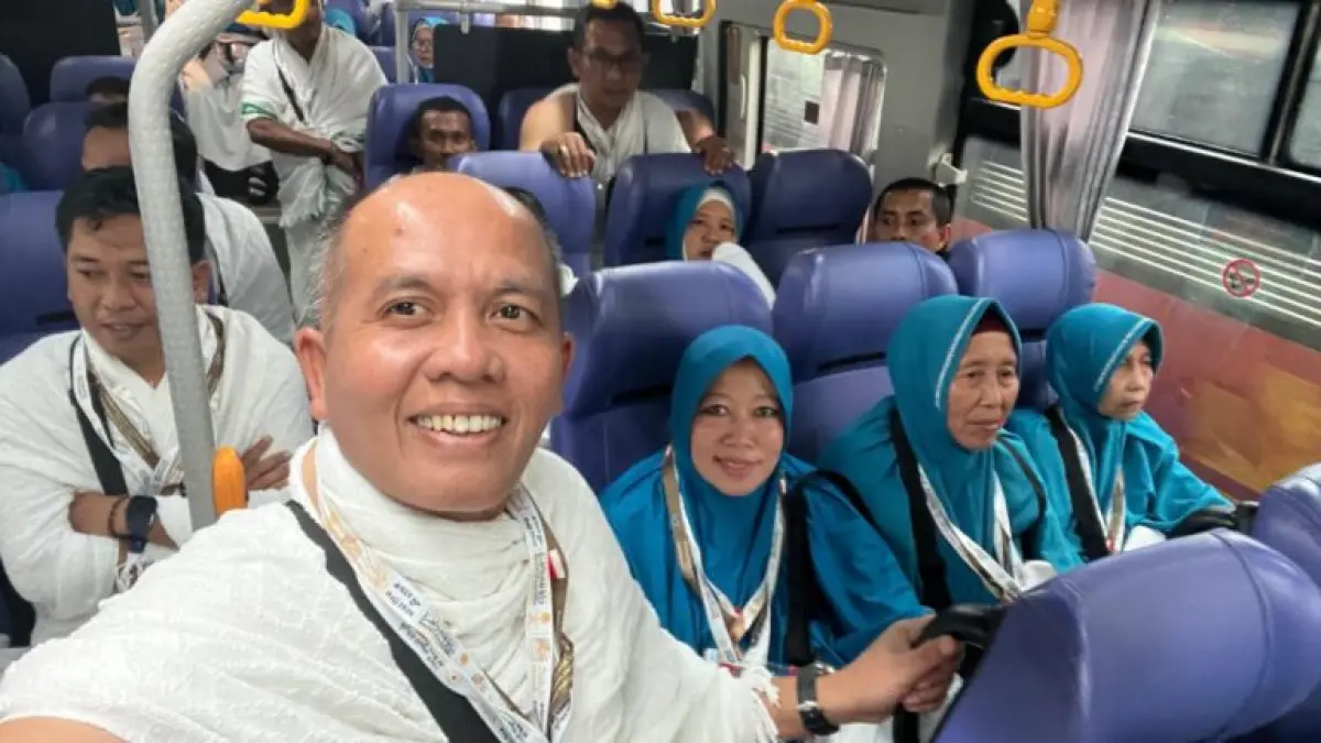 BAHAGIA: Taufadi berswafoto bersama keluarga saat perjalanan ibadah haji.