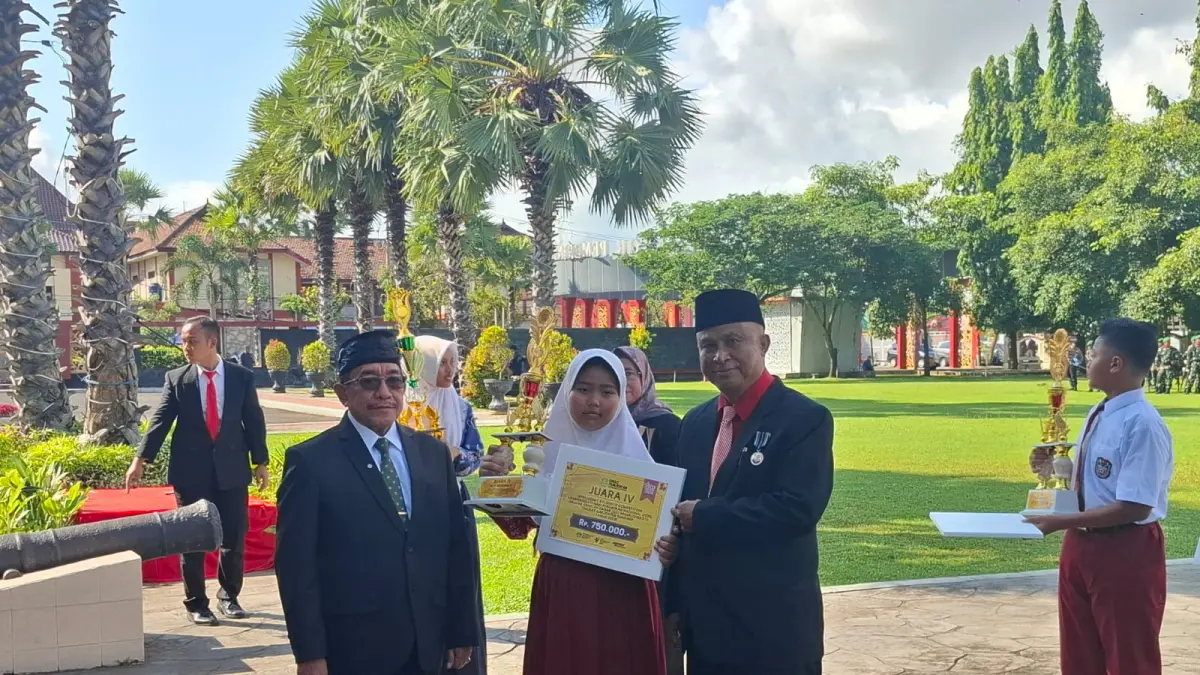 BERPRESTASI: Wabup KH Imam Hasyim didampingi Kepala Dispendik Sumenep Moh. Iksan memberikan penghargaan kepada siswa berprestasi di halaman Pemkab Sumenep, Rabu (20/5).