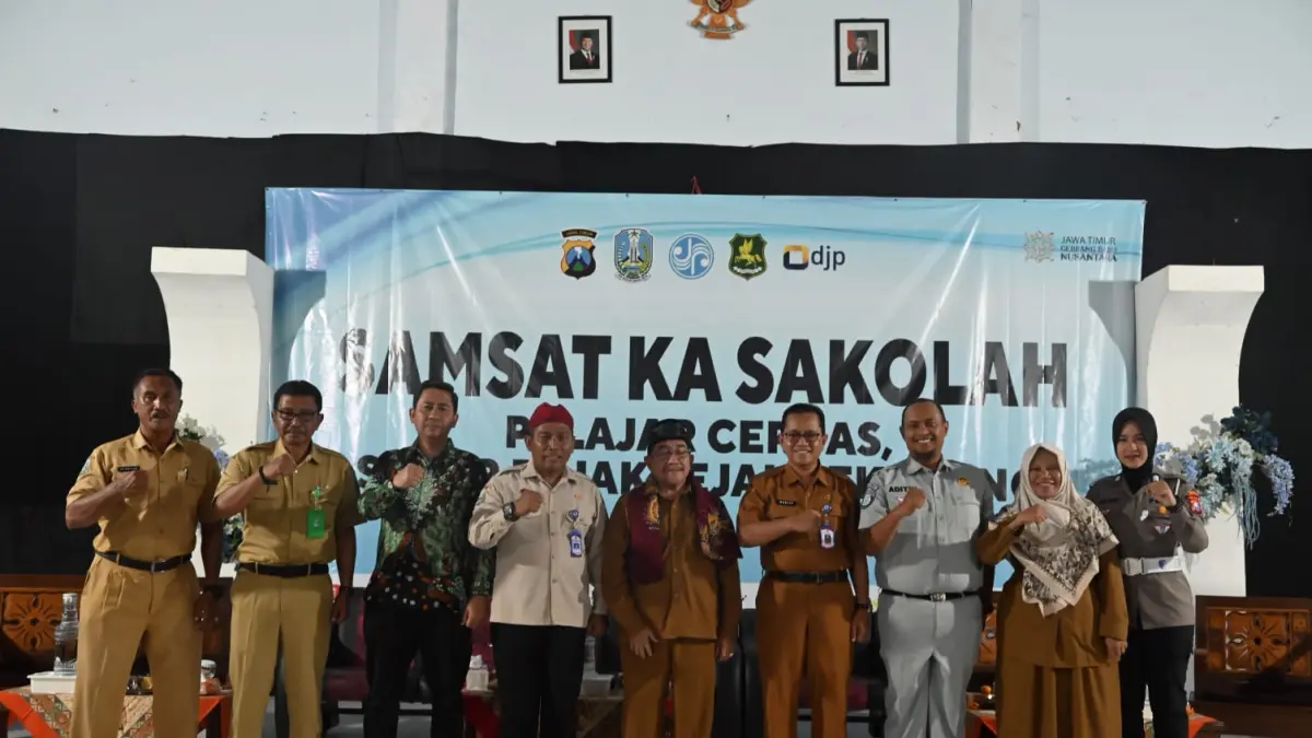 BERSINERGI: Kepala SMAN 1 Kalianget (dua dari kanan) berfoto bersama Wabup Sumenep dan sejumlah pemateri saat kegiatan Samsat Ka Sakolah di aula sekolah setempat pada Selasa (19/5).&nbsp;