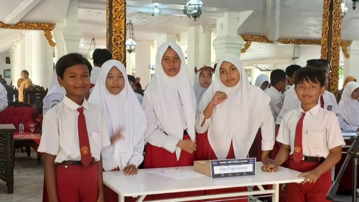 SANG JUARA: Siswa-siswi SDN Daleman berfoto usai mengikuti lomba dan dinyatakan menang di Pendopo Keraton Sumenep