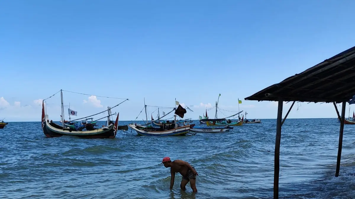 DIUJI: Tim mengambil sampel air di perairan Pantai Jumiang Pamekasan, Rabu (20/5).&nbsp;