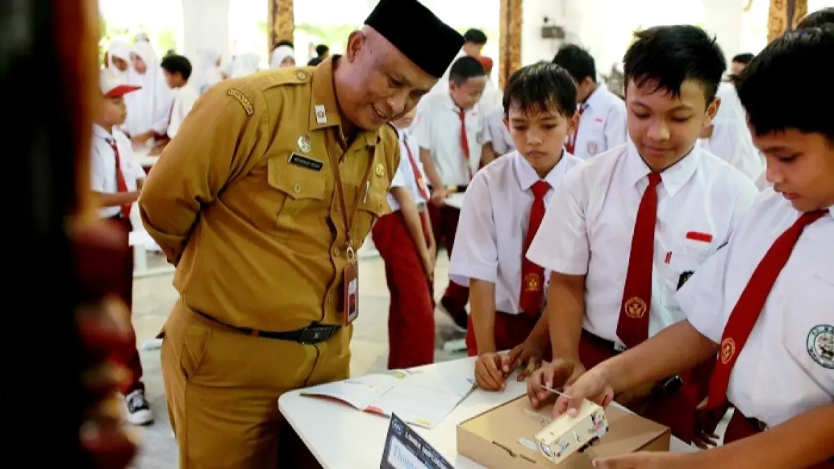 INOVATIF: Kepala Dispendik Sumenep Moh. Iksan saat memantau langsung pelaksanaan Lomba Unplugged Coding di Pendopo Agung Keraton Sumenep, Senin (18/5). (DISPENDIK UNTUK JPRM)