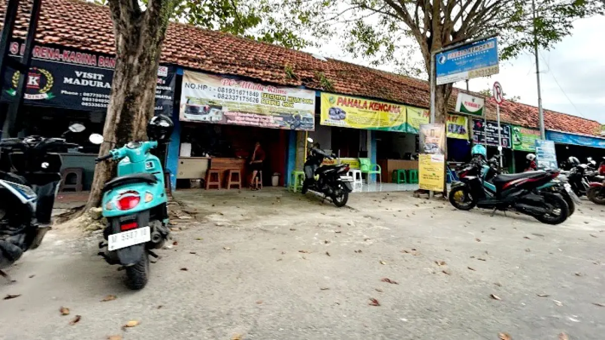 LENGANG: Pegawai loket tiket di Terminal Bangkalan tampak menunggu customer Kamis (21/5). (VIVIN AGUSTIN HARTONO/JPRM)