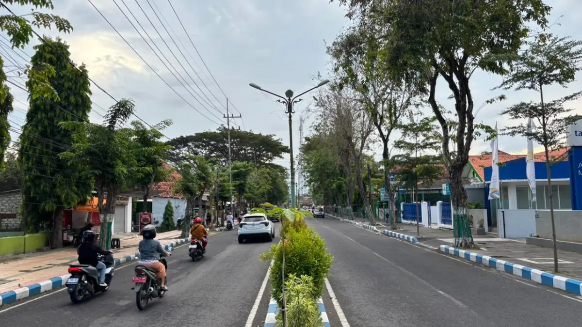 LENGANG: Sejumlah pengendara melintas di sekitar PJU di ruas Jalan Kabupaten, Kelurahan Bugih, Pamekasan, Kamis (21/5).