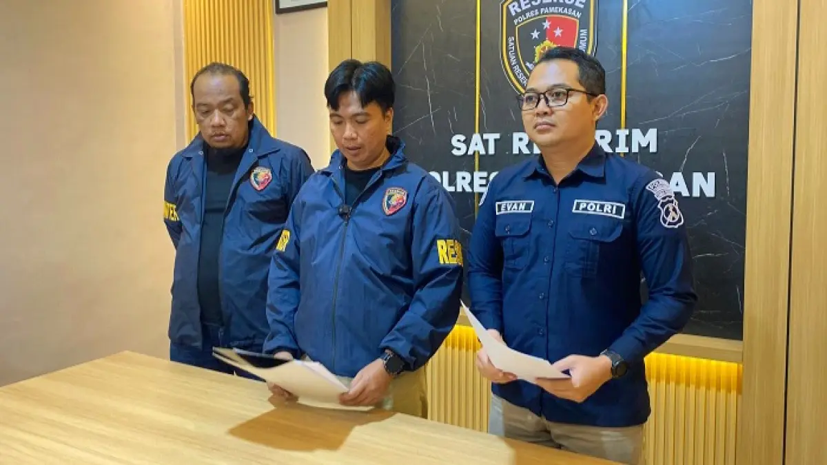 PAPARAN: Kanit Pidum Satreskrim Polres Pamekasan Ipda Reza Farizal Sjafii memimpin konferensi pers pada Rabu (20/5) malam. (MOH. IQBAL AFGANI/JPRM)