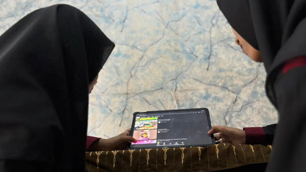 RUANG DIGITAL: Sejumlah siswa sedang mengakses salah satu media sosial, Kamis (21/5).