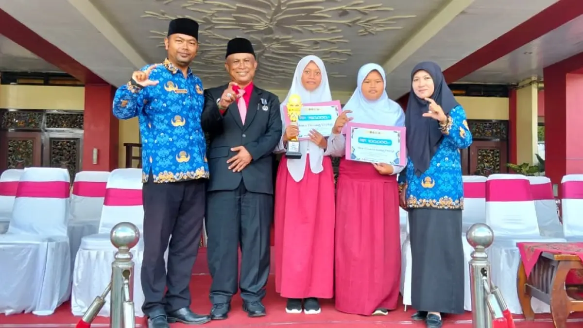 SANG JUARA: Perwakilan siswa bersama guru pendamping SDN Daleman 1 berfoto usai menerima hadiah di depan kantor bupati Sumenep, Rabu (20/5).