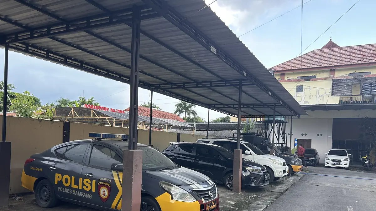 SEDOT ANGGARAN: Warga berada di sekitar kendaraan operasional Polres Sampang, Rabu (20/5).