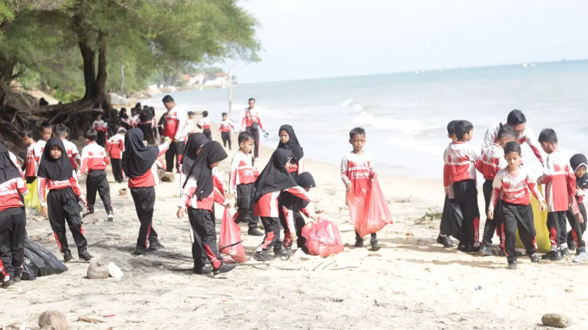 Siswa kelas 1 Fathimah International Elementary School (FIES) melaksanakan study visit ke Pantai Slopeng.
