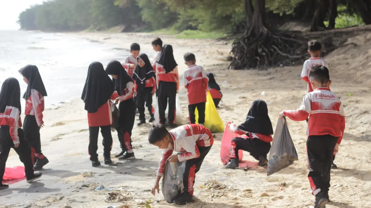 Siswa kelas 1 Fathimah International Elementary School (FIES) melaksanakan study visit ke Pantai Slopeng.