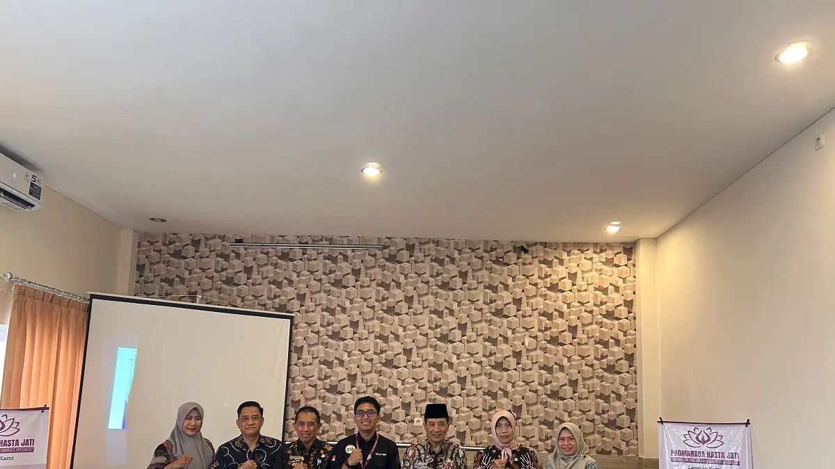 SOLID: Ketua Pansel Direktur RSMZ Sampang Yuliadi Setiyawan berfoto bersama usai membuka kegiatan UKK di Hotel Bahagia, Kamis (21/5).