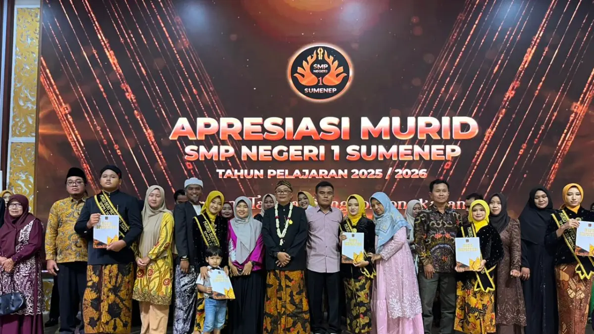 SUKSES: Kepala SMPN 1 Sumenep Syaiful Rahman Dasuki, S.Pd., M.M.Pd berfoto bersama orang tua dan peserta didik berprestasi di aula Tuan Ghube Kampus Uniba Madura pada Rabu (20/5).