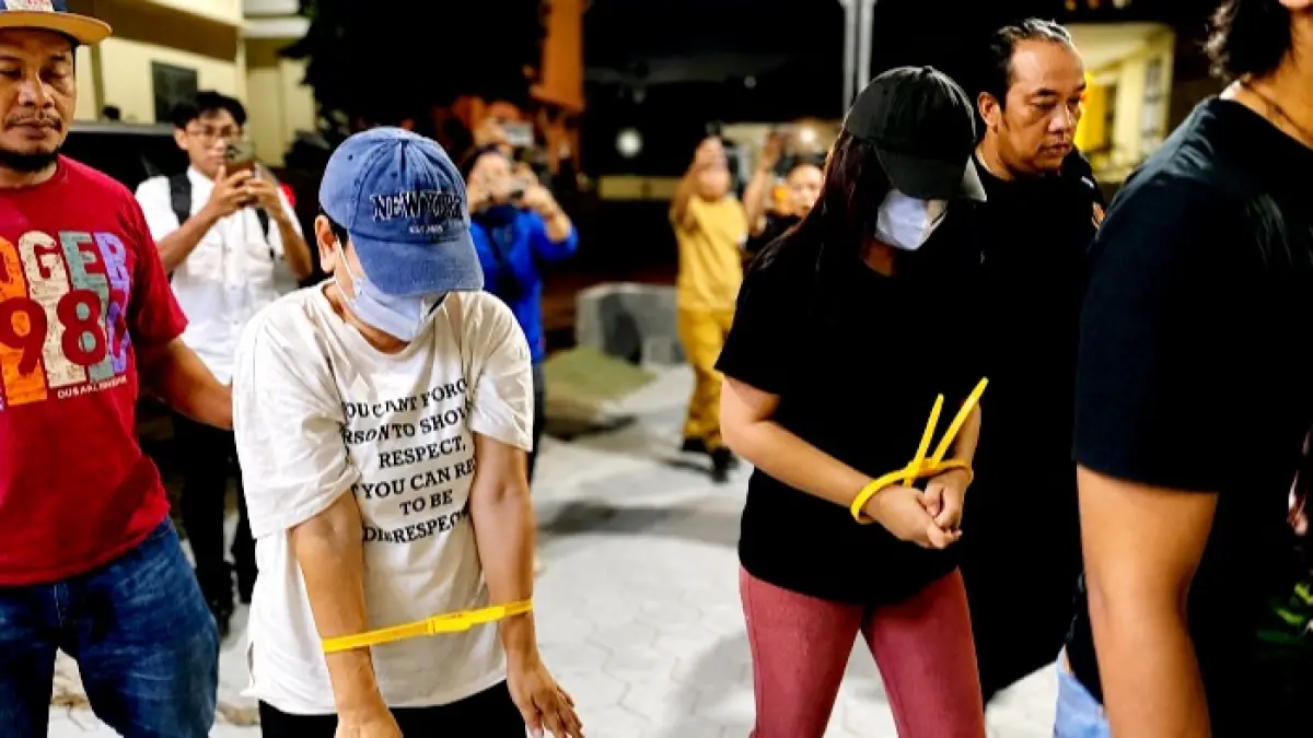 TAK BERKUTIK: Dua terduga pencuri emas tiba di Mapolres Pamekasan, Rabu (20/5) malam. (MOH. IQBAL AFGANI/JPRM)