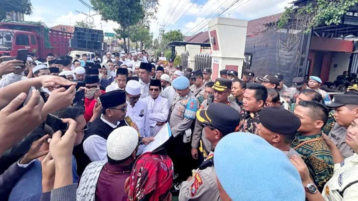 TURUN JALAN: Massa saat melakukan demonstrasi di depan kantor Pengadilan Negeri Sampang Kamis (21/5). (UBAIDILLAHIR RA’IE/JPRM)