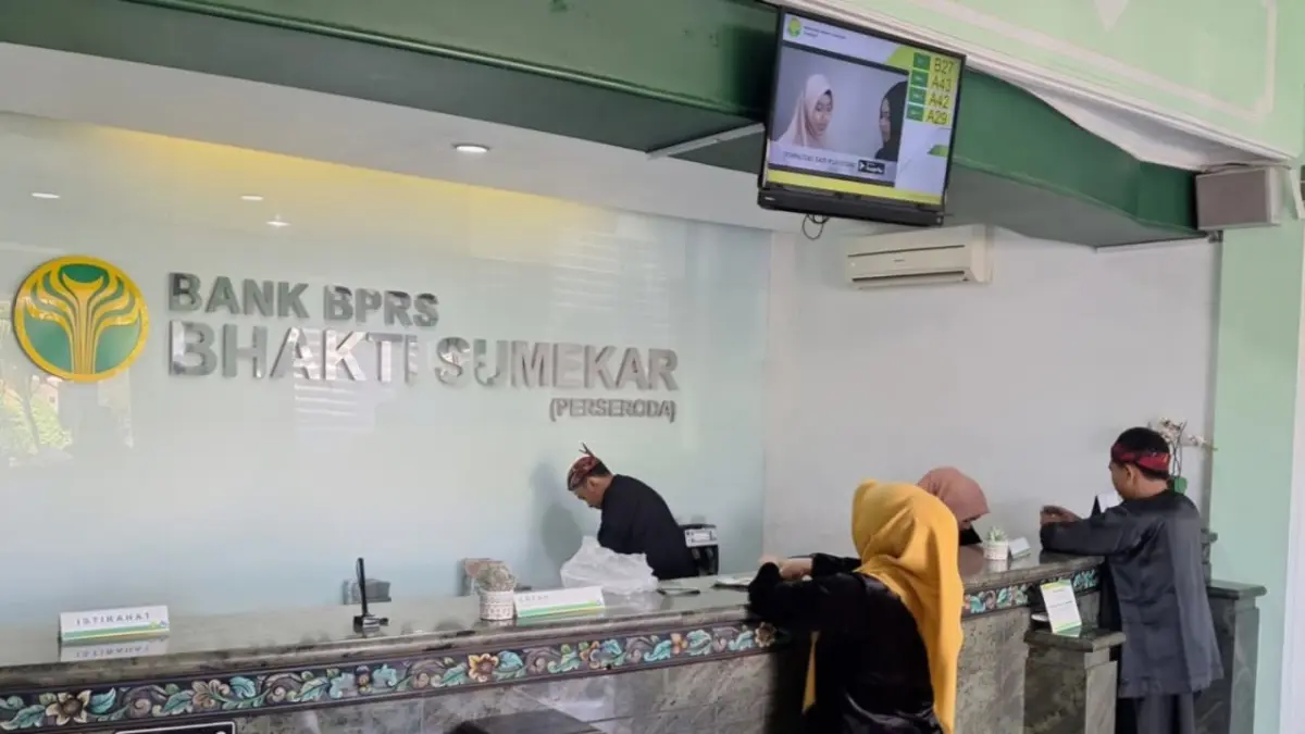 ANTRE: Masyarakat saat mendapatkan pelayanan di Kantor Pusat BPRS Bhakti Sumenep di Jalan Trunojoyo, Bangselok, Kecamatan Kota.