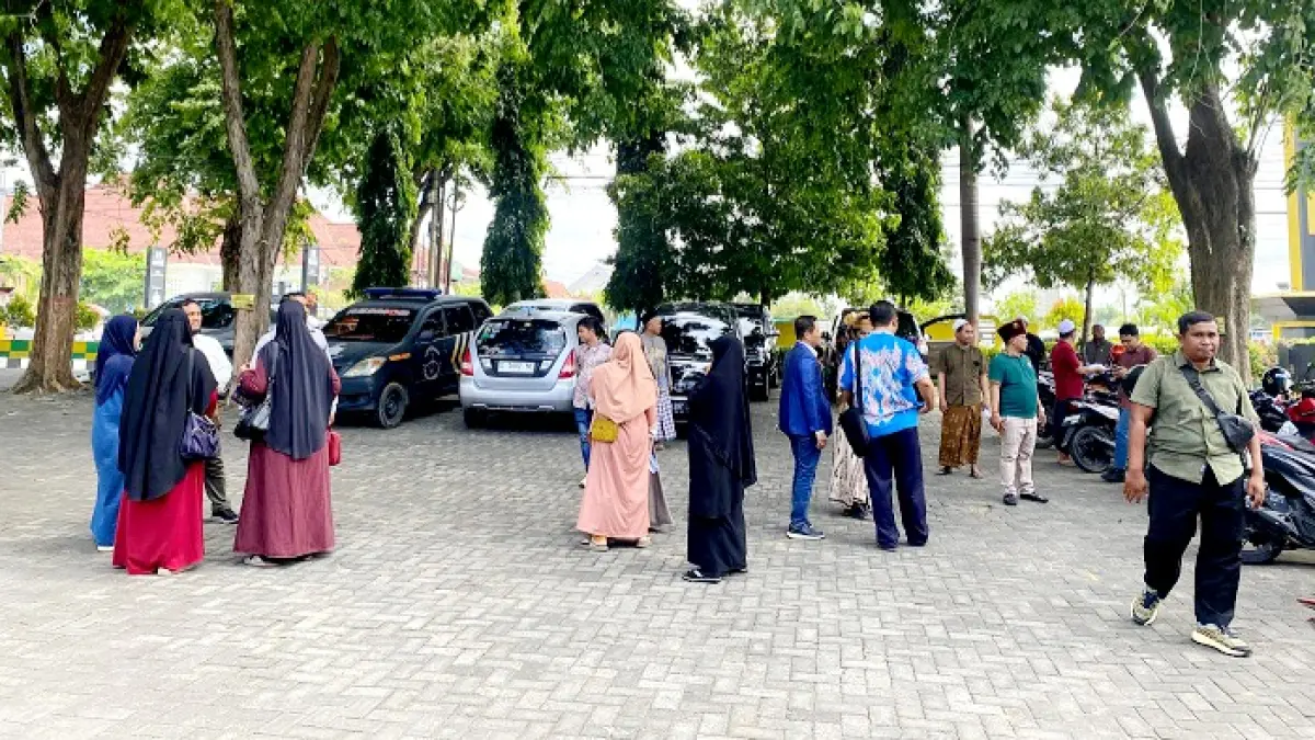 BERAKHIR: Penggugat dan tergugat keluar dari kantor Pengadilan Negeri Pamekasan, Kamis (21/5). (MOH. IQBAL AFGANI/JPRM)