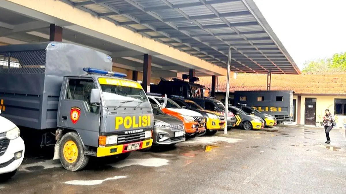 BERJEJER: Warga sedang berada di sekitar ranmor Polres Sampang yang diparkir di halaman belakang polres Jumat (22/5). (UBAIDILLAHIR RA’IE/JPRM)
