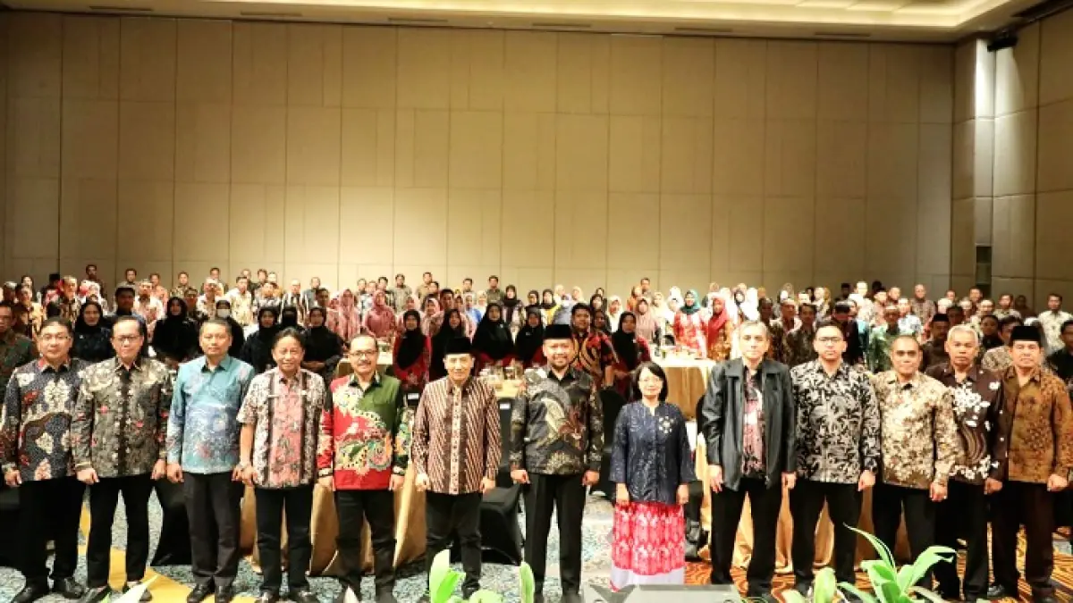 BERSINERGI: Wabup Sampang Ahmad Mahfudz berpose bersama usai kegiatan ZI WBK-WBBM di Surabaya, Kamis (21/5). (PROKOPIM UNTUK JPRM)