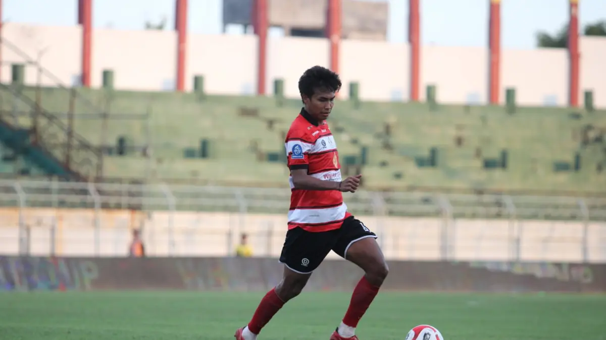 BERTALENTA: Bek MU Ahmad Rusadi menguasai bola saat bertanding melawan Bali United, Selasa (5/5).