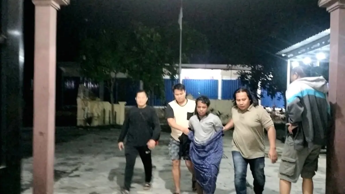 DIAMANKAN: Pelaku pencurian beras, Y, diamankan anggota Polsek Tambelangan, Rabu (20/5) pukul 02.30 WIB di Dusun Sloros, Desa Birem, Kecamatan Tambelangan, Sampang. (HUMAS POLRES UNTUK JPRM)