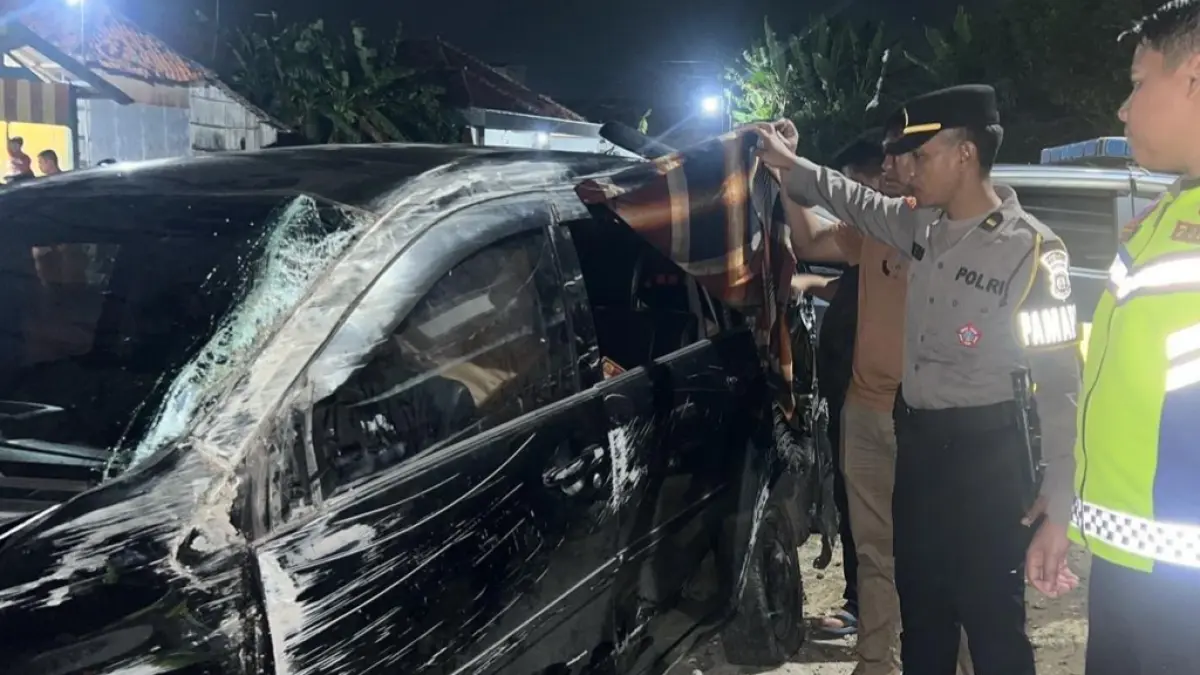 LAKA TUNGGAL: Anggota polisi sedang mengecek kendaraan yang mengalami kecelakaan di Jalan Halim Perdana Kusuma, Jum