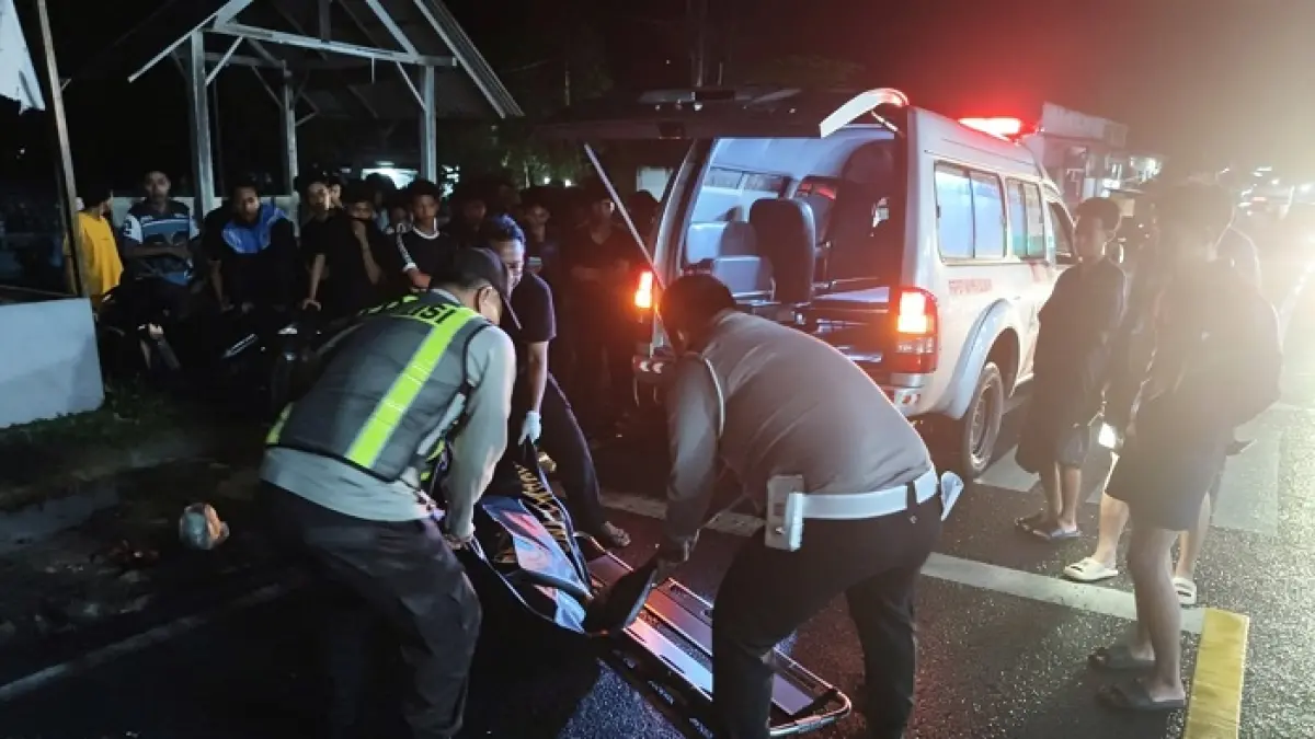 MUSIBAH: Polisi mengevakuasi korban laka lantas di Jalan Raya Pamekasan–Sumenep, Desa Kaduara Barat, Kecamatan Larangan, Jumat (22/5). (POLRES PAMEKASAN UNTUK JPRM)