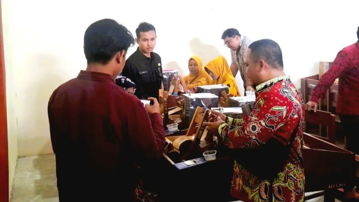 PENGAWASAN: Petugas DKUPP Sumenep memantau proses produksi rokok di APHT Kecamatan Guluk-Guluk. (DKUPP UNTUK JPRM)