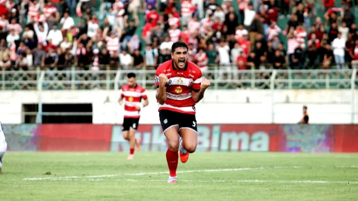 PENUH EMOSIONAL: Ujung tombak MU Junior Brandao berselebrasi usai cetak gol ke gawang PSM Makassar dalam laga pemungkas yang digelar di Stadion Gelora Bangkalan, Sabtu (23/5). (VIVIN AGUSTUN HARTONO/JPRM)
