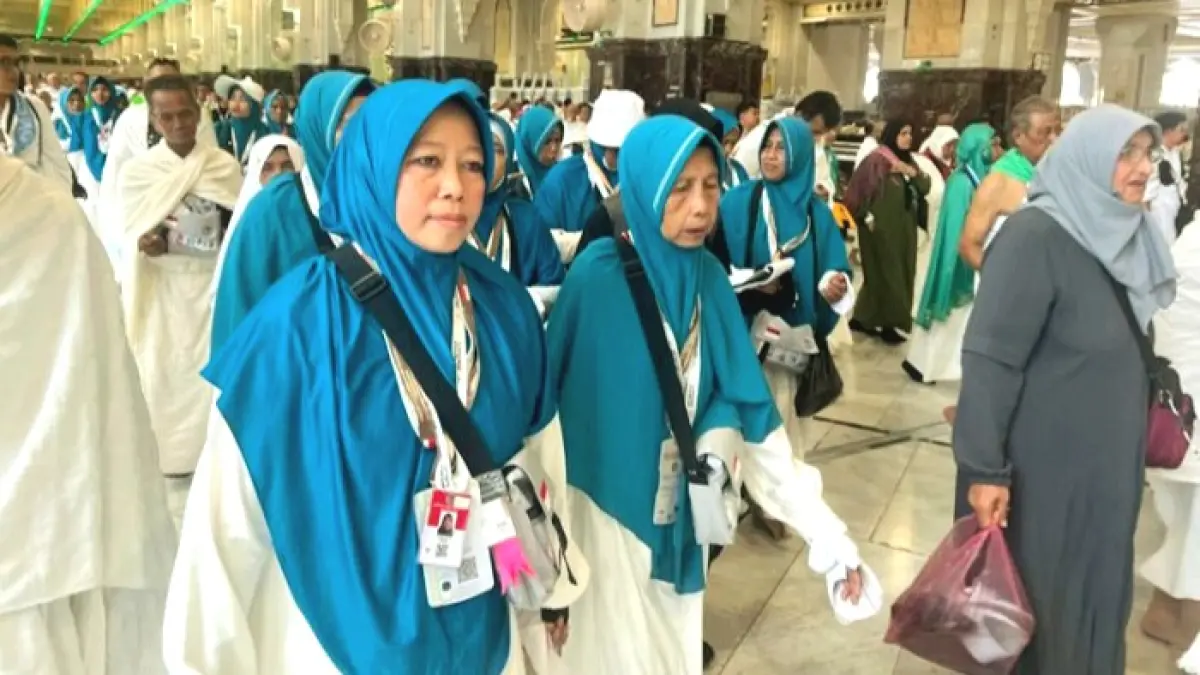 TANAH SUCI: Jemaah haji asal Pamekasan melakukan ibadah umrah, Selasa (12/5). (TAUFADI UNTUK JPRM)