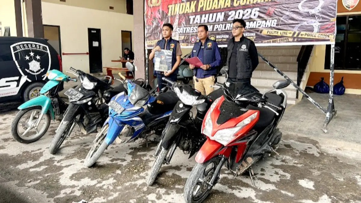 UNGKAP KASUS: KBO Satreskrim Polres Sampang Ipda Poundra Kinan Aditama berada di sekitar barang bukti motor yang dicuri pelaku, di halaman kantor Polres Sampang Jumat (22/5). (UBAIDILLAHIR RA’IE/JPRM)