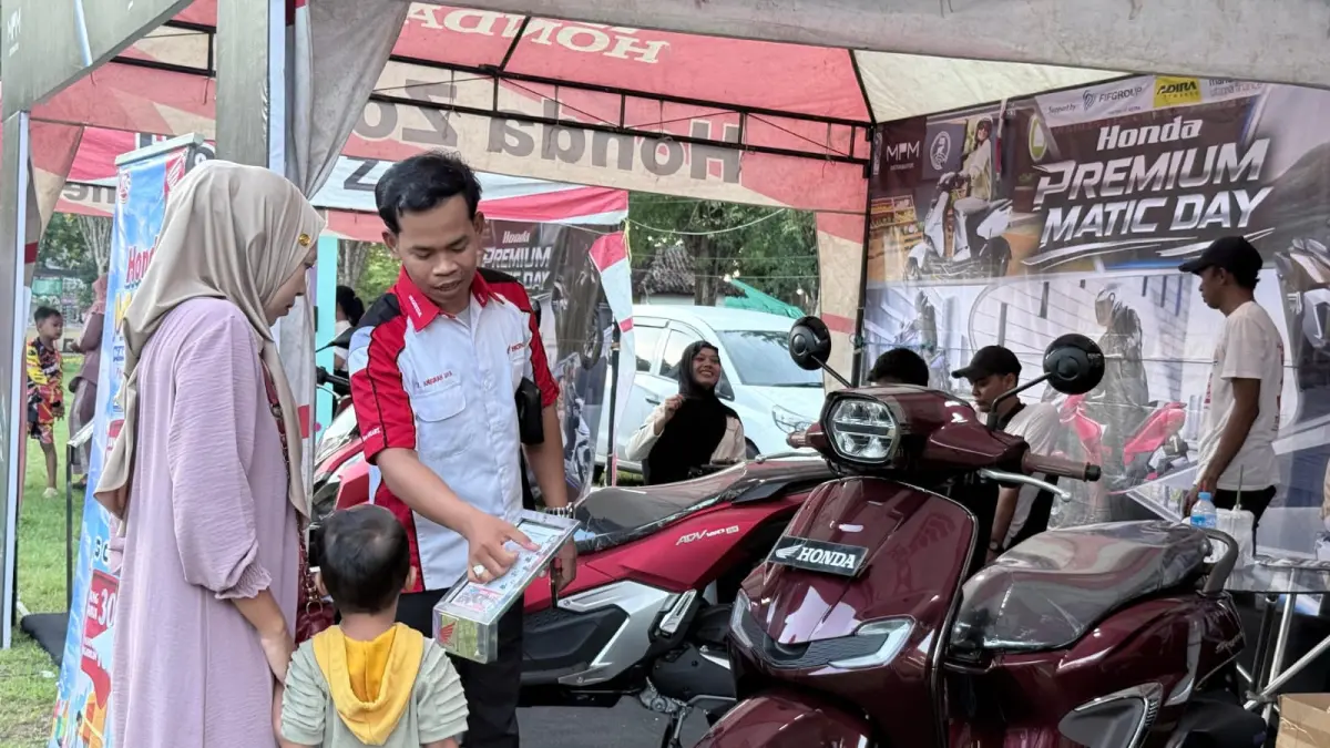 ANTUSIAS: Honda Sales People menjelaskan fitur Honda Stylo 160 kepada pengunjung Honda Premium Matic Day Sumenep di Lapangan PT. Garam Kalianget, Sabtu (23/5). 